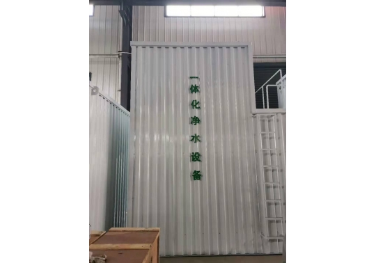 生活廢水處理設(shè)備系統(tǒng)軟硬件：由混凝土池、沉砂池、過濾池、水體平穩(wěn)加藥設(shè)備、反清洗設(shè)備、離心水泵及電控柜構(gòu)成